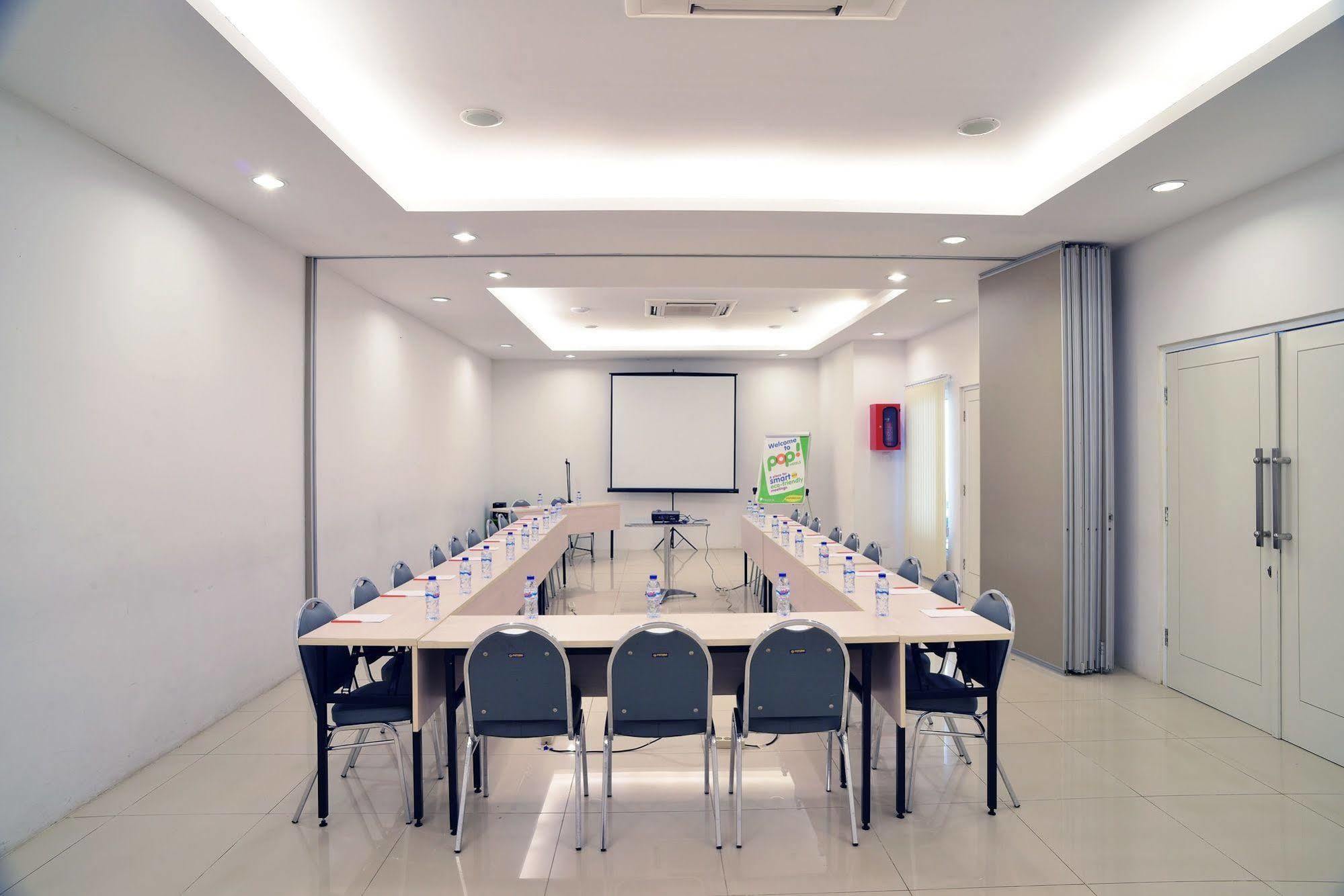 Pop! Hotel Tebet Jakarta Exterior photo
